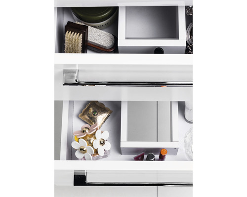 Öppna lådor med kosmetika och vårdprodukter