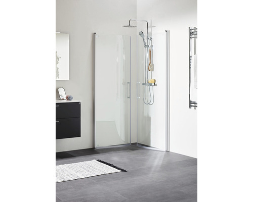 Ljust badrum med duschkabin, tvättställ och handdukstork