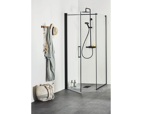 Duschkabin med svart ram, duschset och badrumstillbehör