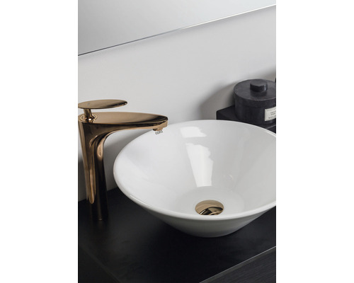 Tvättställ och blandare i badrummet