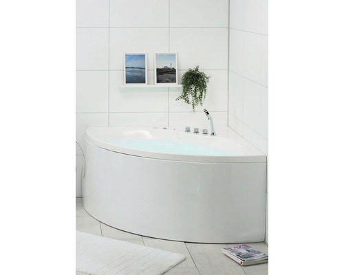 Hörnbadkar i ljust badrum med kakel, bilder och dekoration