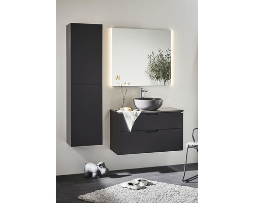 Modern badrumsuppsättning med tvättställ, spegel och högskåp för badrumsinredning