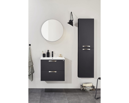 Modernt badrum med svart tvättställsskåp, spegelskåp och tvättställsskål