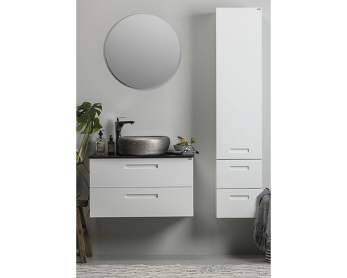 Modernt badrumsset med tvättställ, tvättställsskål, spegel och högskåp för en stilfull atmosfär.