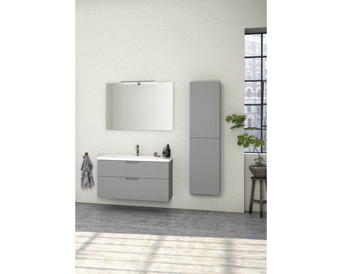 Modernt badrum med tvättställsskåp, spegel och högskåp i grått för en ljus och organiserad atmosfär.