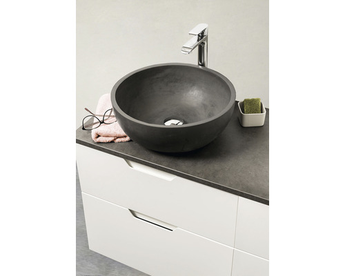 Runt tvättställ i betong med kran monterad på ett tvättställsskåp