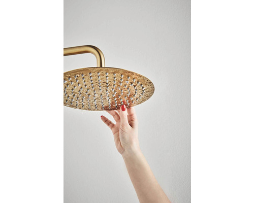 Hand berör duschhuvud