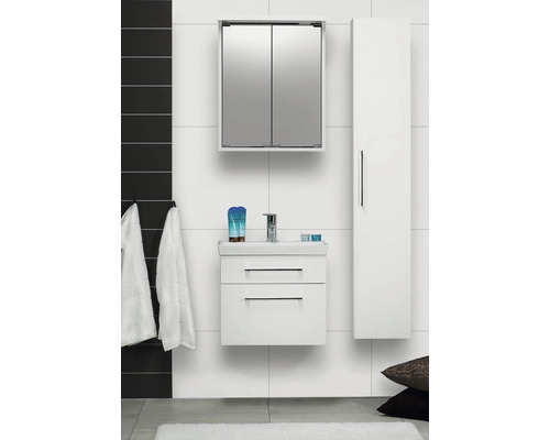 Badrum med tvättställsskåp, spegelskåp och högskåp