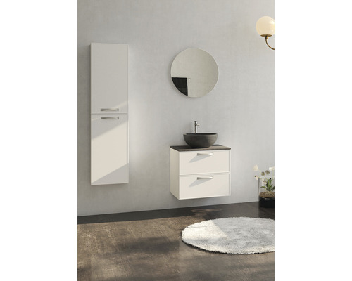 Badrumsscen med tvättställsskåp, tvättställsskål, spegelskåp och rund spegel