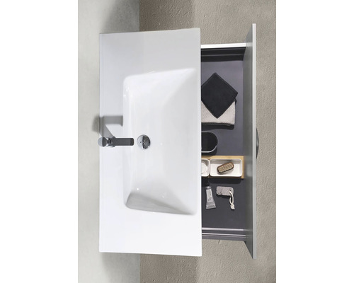 Tvättställ med öppen låda och badrumsartiklar