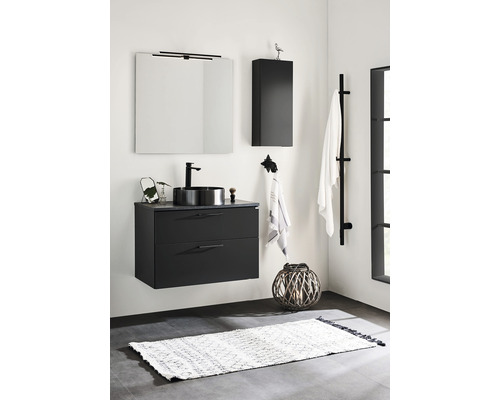 Modernt badrum med tvättställsskåp, spegel, spegelskåp och handdukstork