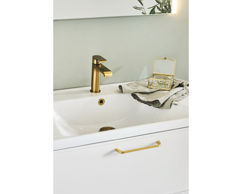 Tvättställsskåp med blandare och smyckeskrin i badrummet