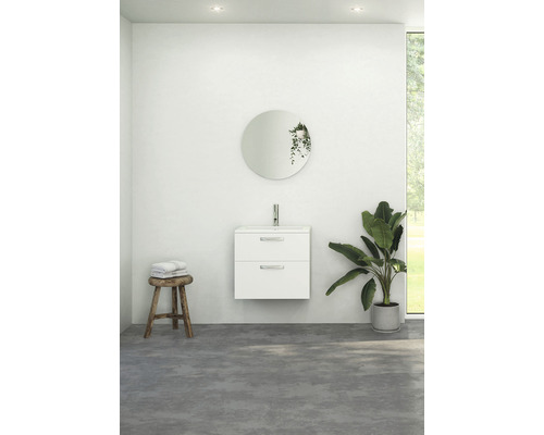 Badrum med tvättställsskåp, spegel och dekoration