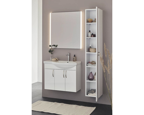 Badrum med tvättställsskåp, spegel med belysning och högskåp