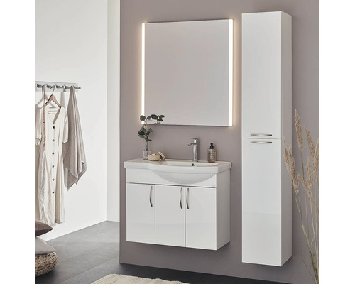 Modernt badrum med tvättställsskåp, spegelskåp med belysning och högskåp