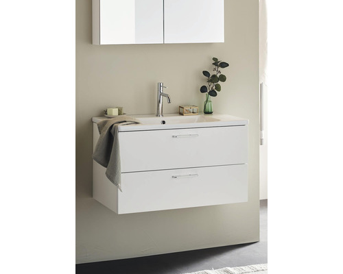 Tvättställ med två lådor, armatur och spegelskåp i badrummet.