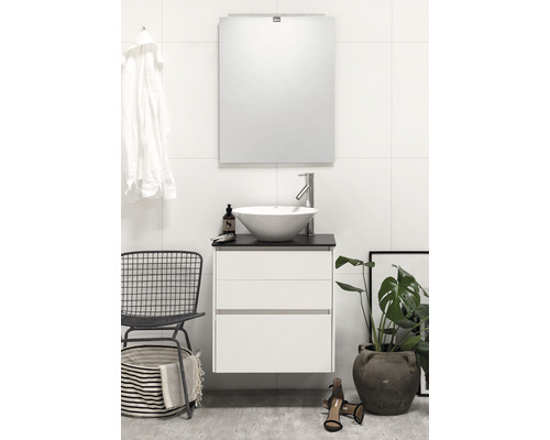 Modernt badrum med tvättställ, handfat, spegel och dekoration