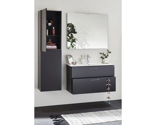 Badrum med handfat, spegel och högskåp i mörk finish.