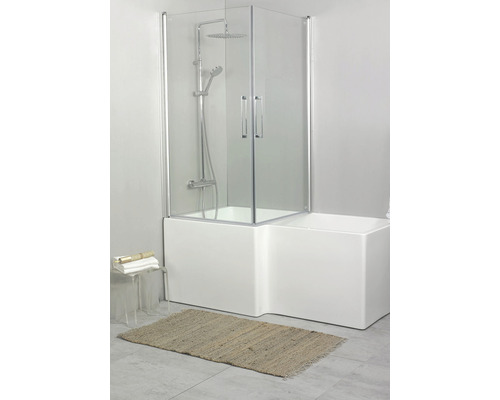 Badrum med badkar, duschvägg i glas och badrumsmatta