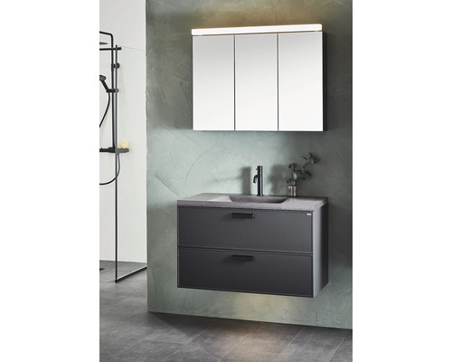 Modernt badrum med tvättställsskåp, tvättställsskål och spegelskåp