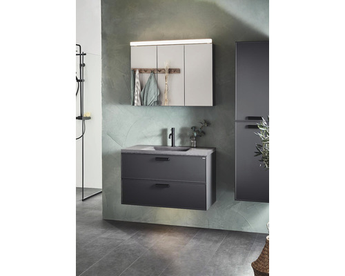 Badrum med tvättställsskåp, handfat och spegelskåp