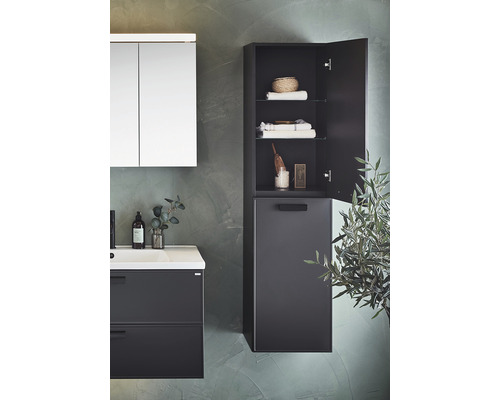 Badrum med tvättställsskåp, spegelskåp och öppet högskåp för förvaring av badrumsartiklar