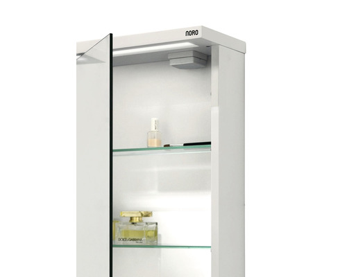 Öppet spegelskåp med glashyllor och Noro Logo
