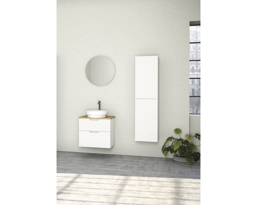 Badrum med tvättställsskåp, tvättställsskål, spegelskåp och högskåp