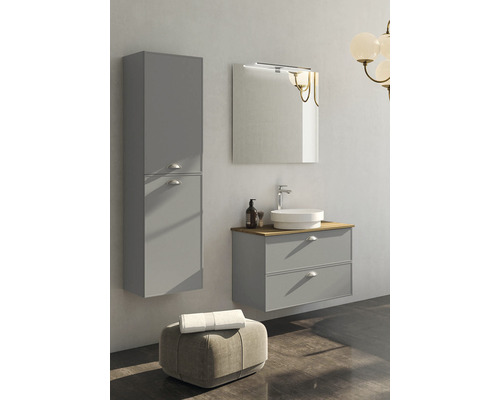 Modern badrumsmöbel med tvättställsskåp, tvättställ ovanpå bänk, spegelskåp och högskåp