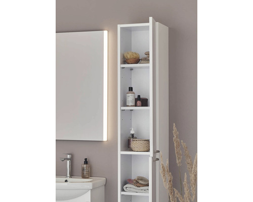 Badrum med vitt högskåp för förvaring av badrumsartiklar bredvid handfat och spegel