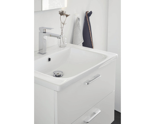 Badrumsskåp med tvättställ, armatur och handdukar