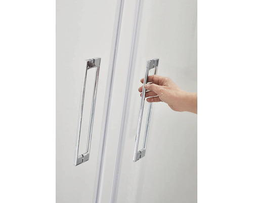 Person öppnar en duschkabin dörr med ett rektangulärt handtag