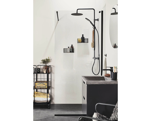 Badrum med duschkabin, tvättställsskåp och rullvagn