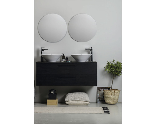 Badrum med tvättställsskåp, handfat på bänkskiva, runda speglar och dekoration