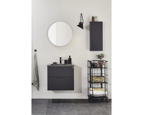 Modernt badrum med tvättställ, spegel, hängande skåp och vagn med hyllor