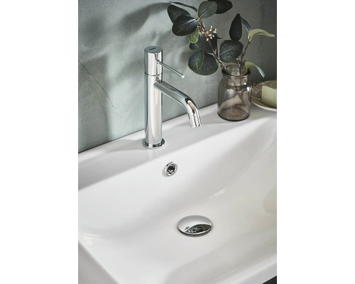 Bild av ett handfat med en metallkran