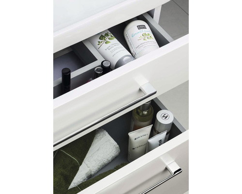 Öppna badrumslådor med toalettartiklar och handdukar.