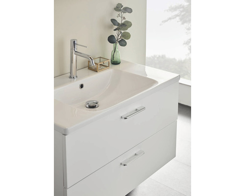 Vitt tvättställsskåp med två lådor, handfat och armatur.