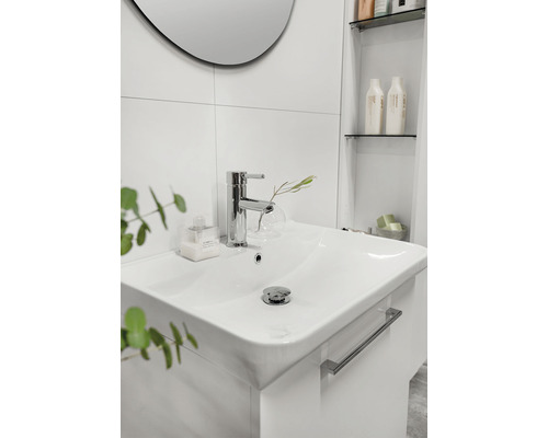 Modern badrumshandfat med kran, tvålpump och spegel