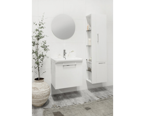 Ljust badrum med tvättställsskåp, spegelskåp, spegel och dekorationer.