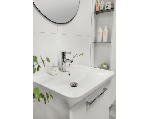 Modernt badrum med handfat, blandare och spegel