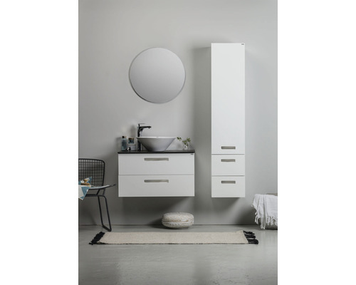 Badrum med tvättställsskåp, tvättställ ovanpå, spegel och högskåp