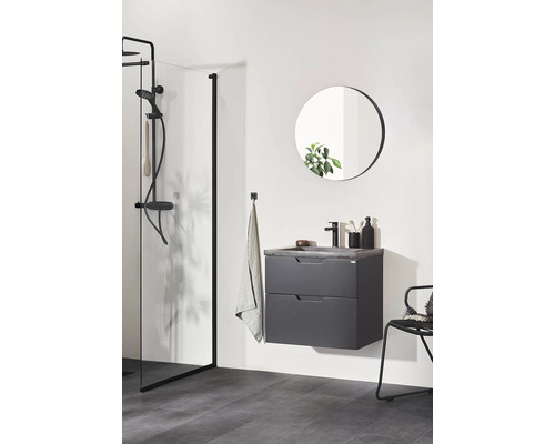 Modernt badrum med dusch, tvättställ med spegel och handduk