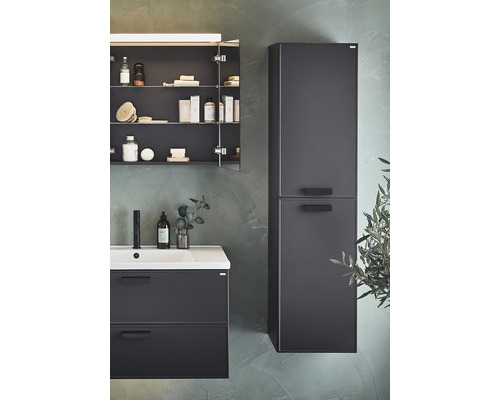 Badrum med tvättställsskåp, spegelskåp och högskåp