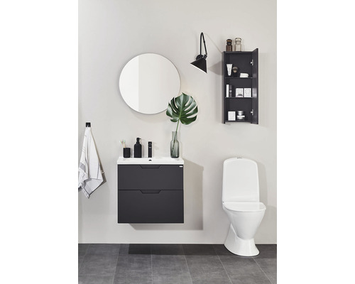 Modernt badrum med tvättställ, spegel, väggskåp och toalett.