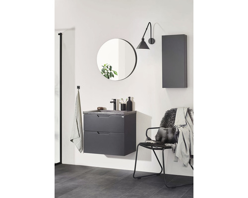 Modernt badrum med tvättställ, spegel, lampa och stol