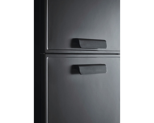 Detaljvy av ett kylskåp med två handtag