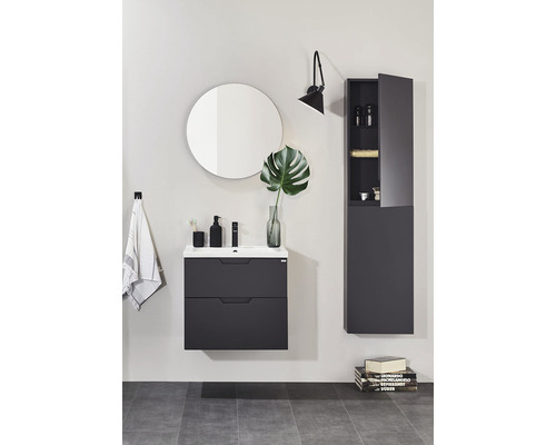 Modernt badrum med tvättställsskåp, spegelskåp och vägglampa för en ljus och stilfull atmosfär.