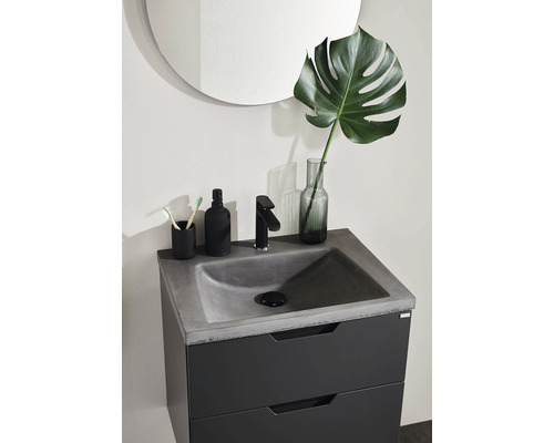 Tvättställsskåp med betongtvättställ, armatur, spegel och dekoration