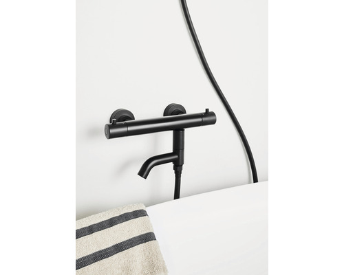 Svart utanpåliggande badkarsblandare med handdusch